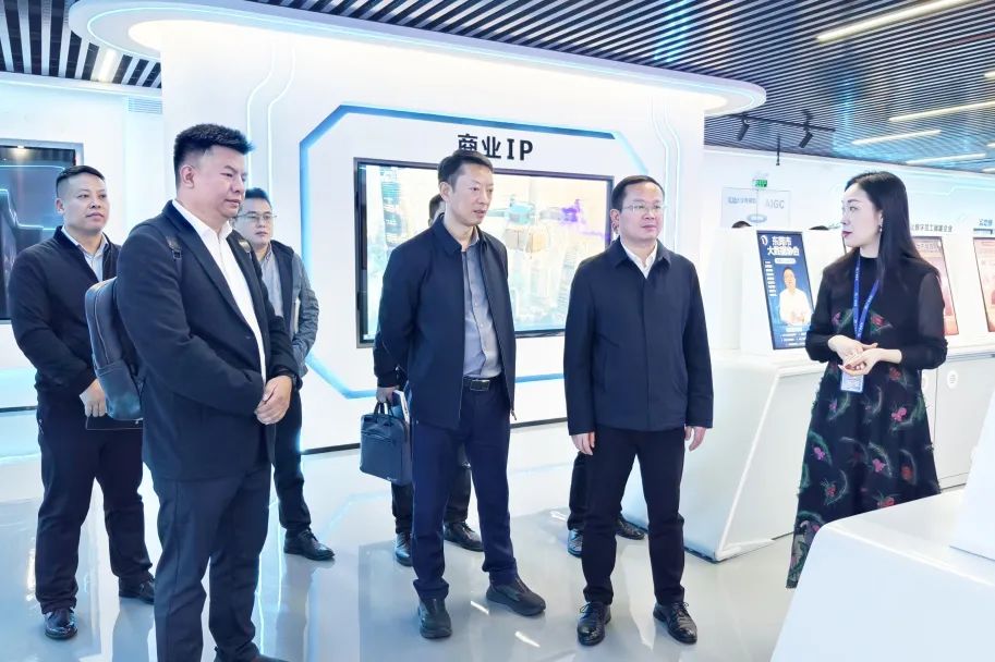铜仁市大数据局党组书记、局长雷宏一行莅临意昂娱乐集团参观交流