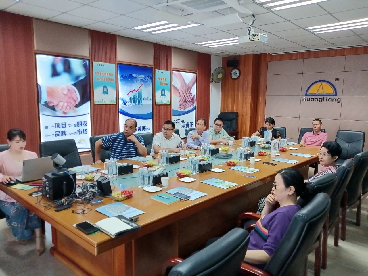 高州市根子镇政府党委及商会领导一行莅临意昂娱乐集团交流座谈共谋发展