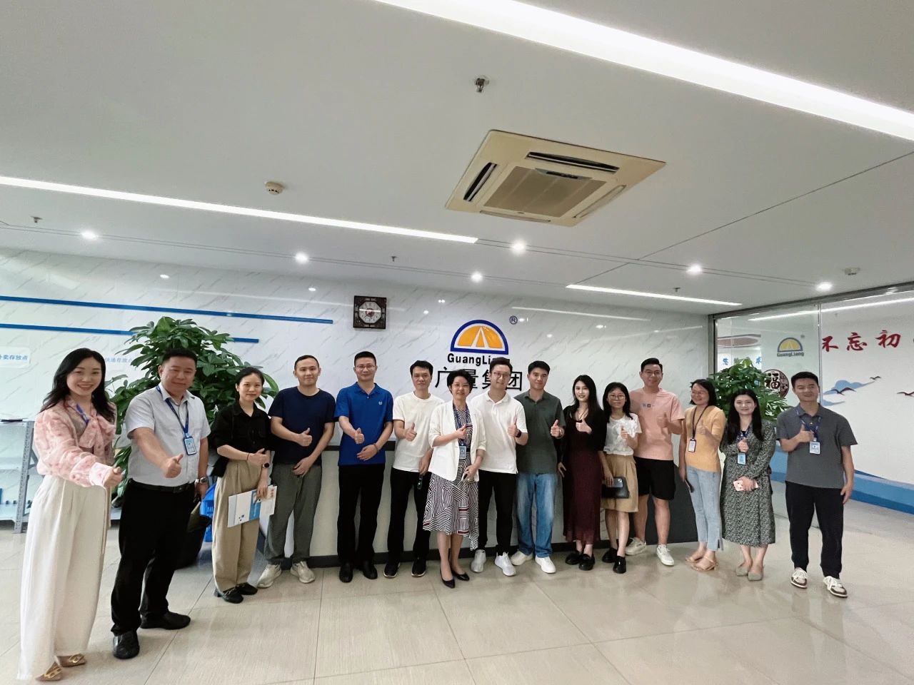 东莞南城城市更新中心携企业考察团莅临意昂娱乐集团参观交流